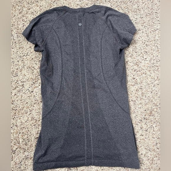 Lululemon swiftly tech size 8 ( excellent condition) - Picture 2 of 4